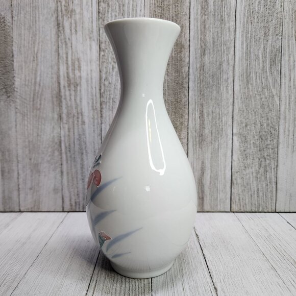 Vintage Japanese Hand Painted Porcelain Vase Floral Design White 7.25'' Tall - Picture 4 of 8